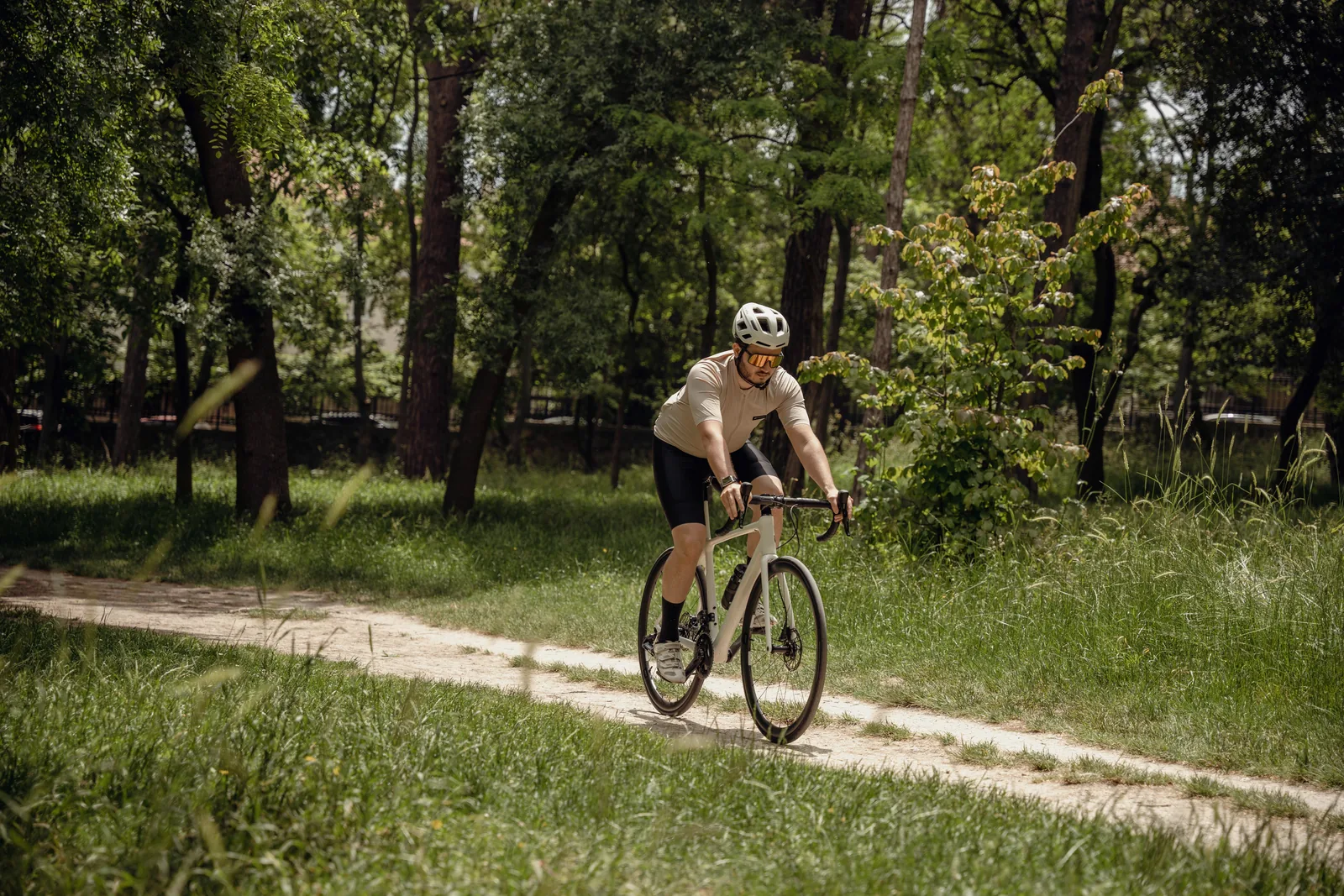 Zwei Gravelfahrer auf einem Waldweg